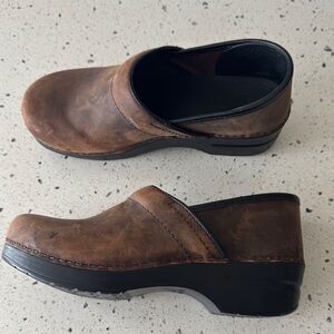 Dansko Women’s Brown Oiled Leather Clogs Professional Minimalist Casual Size 40